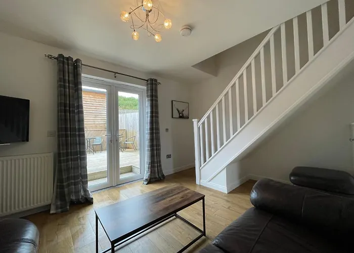 Gorsebank Mews, Stylish Modern 2-Bed Townhouse With Private Garden